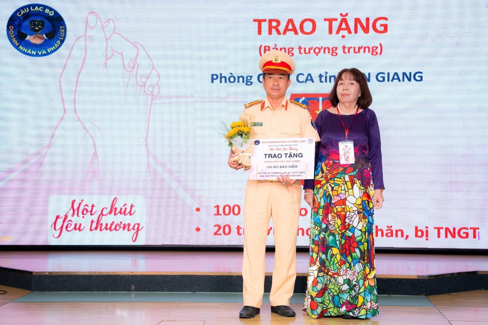 ban-to-chuc-trao-tang-bang-tuong-trung-cho-dai-dien-phong-csgt-cong-an-tinh-an-giang-1734106367.jpg