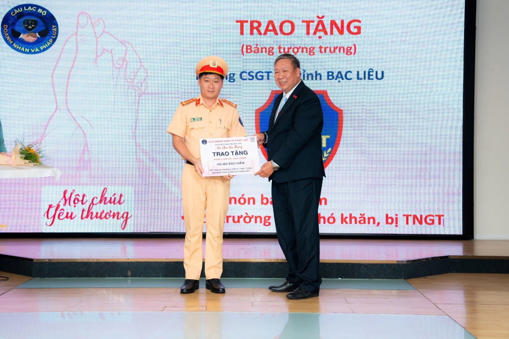 ban-to-chuc-trao-tang-bang-tuong-trung-cho-dai-dien-phong-csgt-cong-an-tinh-bac-lieu-1734106335.jpg