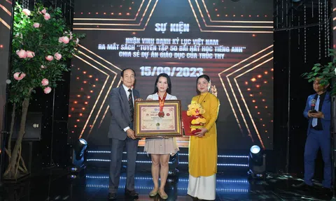 Nghệ sĩ Trúc Thy nhận bằng kỷ lục gia Việt Nam với 100 bài hát học Tiếng Anh