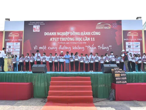 CLB Caravan Doanh nhân trao hàng ngàn mũ bảo hiểm và nhiều phần quà cho học sinh ở Hậu Giang