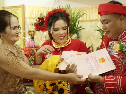 Cô dâu - chú rể nhận hồi môn “khủng”: 5 sổ đỏ 40 tỷ, 5 cây vàng, 500 triệu tiền mặt cùng trang sức kim cương 1 tỷ đồng